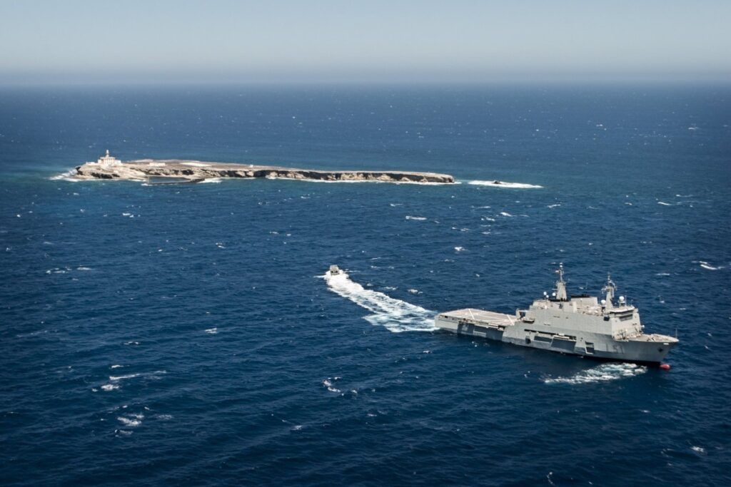 Buque de guerra patrullando aguas del Estrecho junto a la costa ceutí