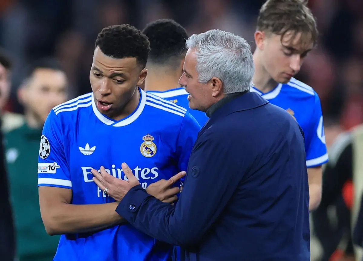 Kylian Mbappé con la camiseta del Real Madrid durante un partido de fútbol