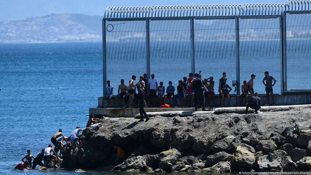 Fragata de la Armada española navegando frente a la costa de Ceuta