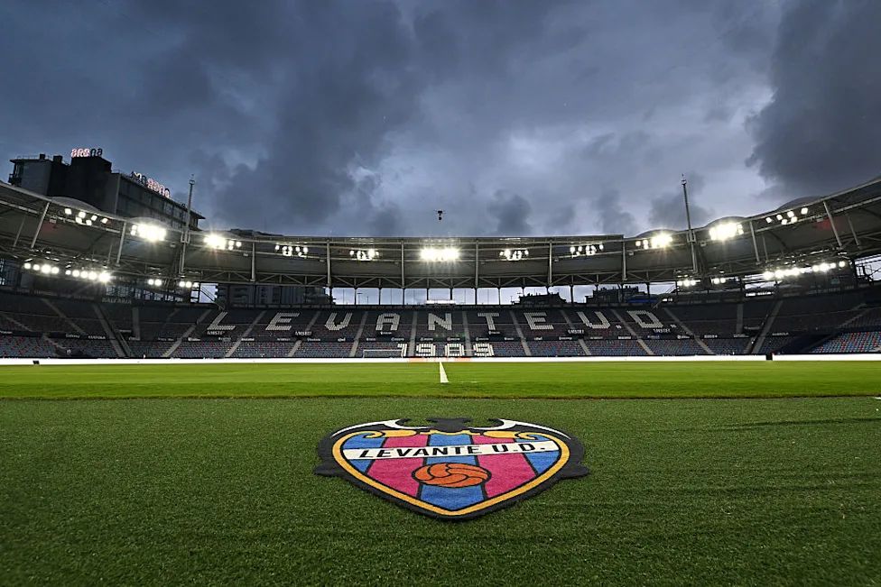 Dispositivo policial en las inmediaciones del estadio Ciutat de València antes del partido entre el Levante y el Sevilla.