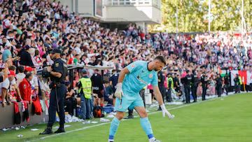 Jugadores de Rayo Vallecano y Athletic Club sobre el césped del Estadio de Vallecas.