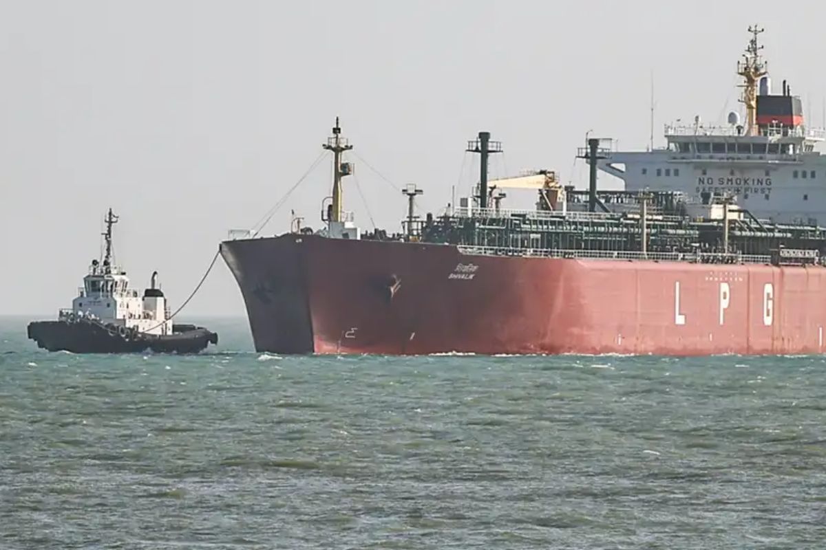 Petrolero de gran tamaño avanzando por aguas tranquilas bajo un cielo despejado.