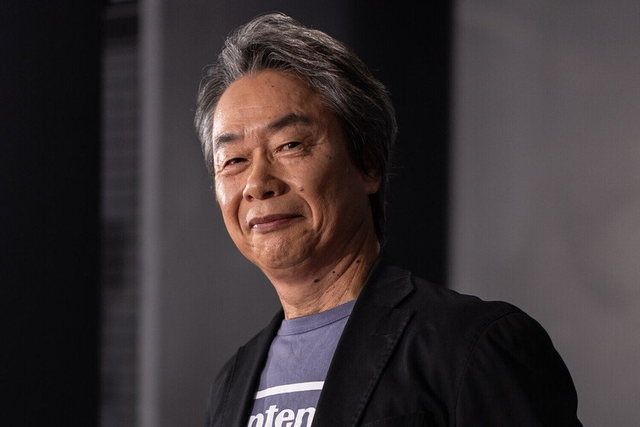 Shigeru Miyamoto, creador de Super Mario, sonriendo en un acto de Nintendo